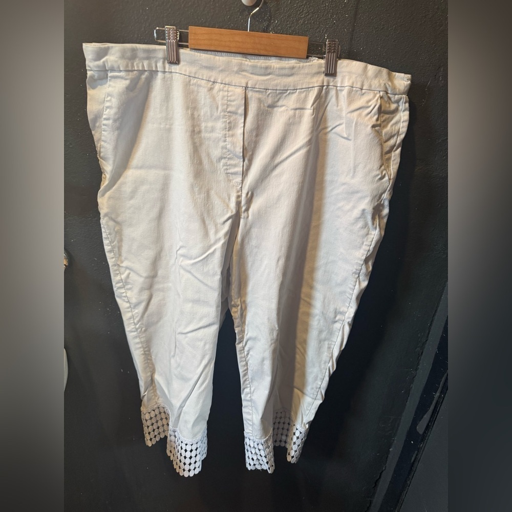 Zac and Rachel White Pull On Capri Pants